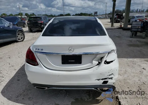2017 Mercedes-Benz C 300 z USA, uszkodzony, nr VIN 55SWF4JB6HU218729